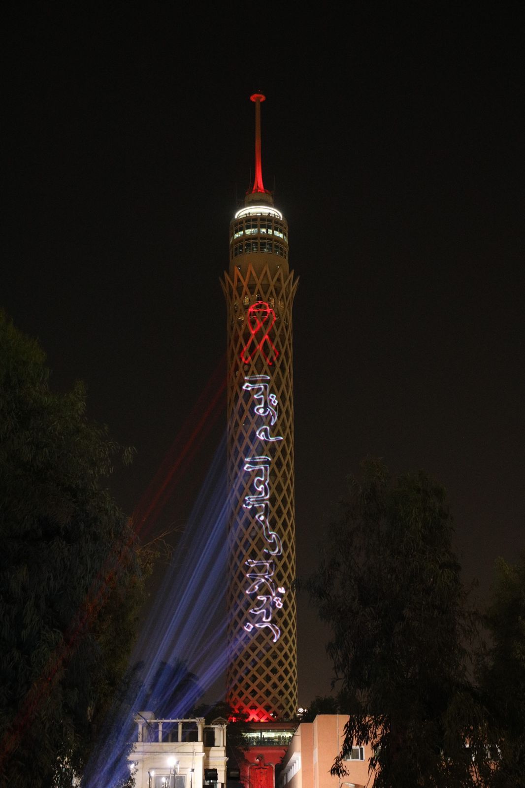 إضاءة برج القاهرة بألوان الشريط الأحمر  في  اليوم العالمى للإيدز