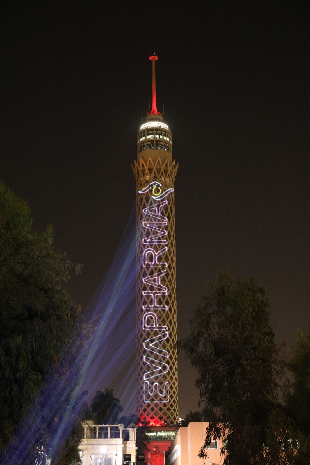 إضاءة برج القاهرة بألوان الشريط الأحمر في  اليوم العالمى للإيدز