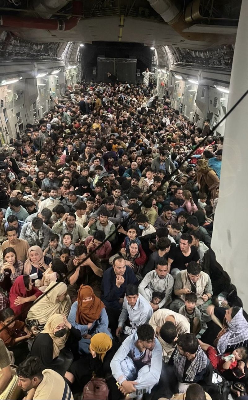 آلاف الأفغان لظة هروبهم من البلاد