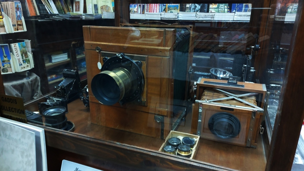 كاميرا تعود للثمانينات داخل المكتبة