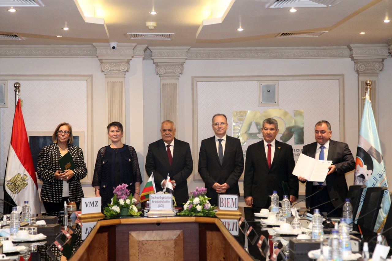 الهيئة العربية للتصنيع تستقبل وزيرة الإقتصاد البلغارية خلال معرض إيديكس   (1)