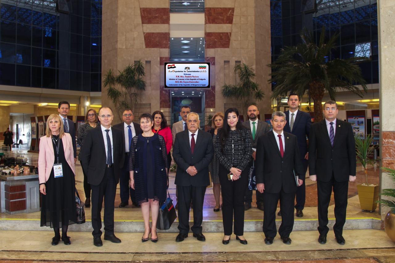 الهيئة العربية للتصنيع تستقبل وزيرة الإقتصاد البلغارية خلال معرض إيديكس   (2)