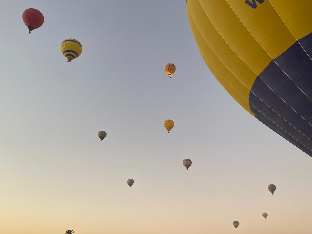 تحليق مميز من البالونات بسماء الأقصر