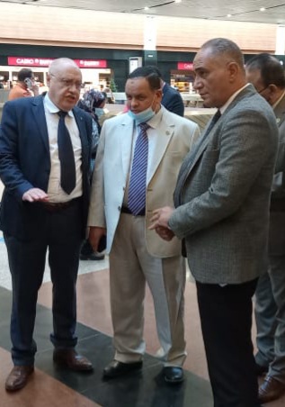 رئيس مصلحة الجمارك يتفقد أجهزة الفحص الجديدة بمطار القاهرة (5)