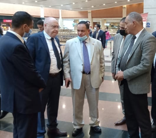 رئيس مصلحة الجمارك يتفقد أجهزة الفحص الجديدة بمطار القاهرة (1)