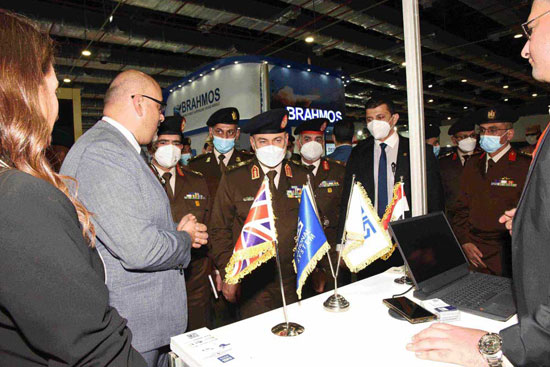 وزير-الدفاع-يعقد-لقاءات-مع-الوفود-العسكرية-وكبرى-الشركات-بمعرض-إيديكس-(35)