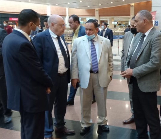 رئيس مصلحة الجمارك يتفقد أجهزة الفحص الجديدة بمطار القاهرة (6)