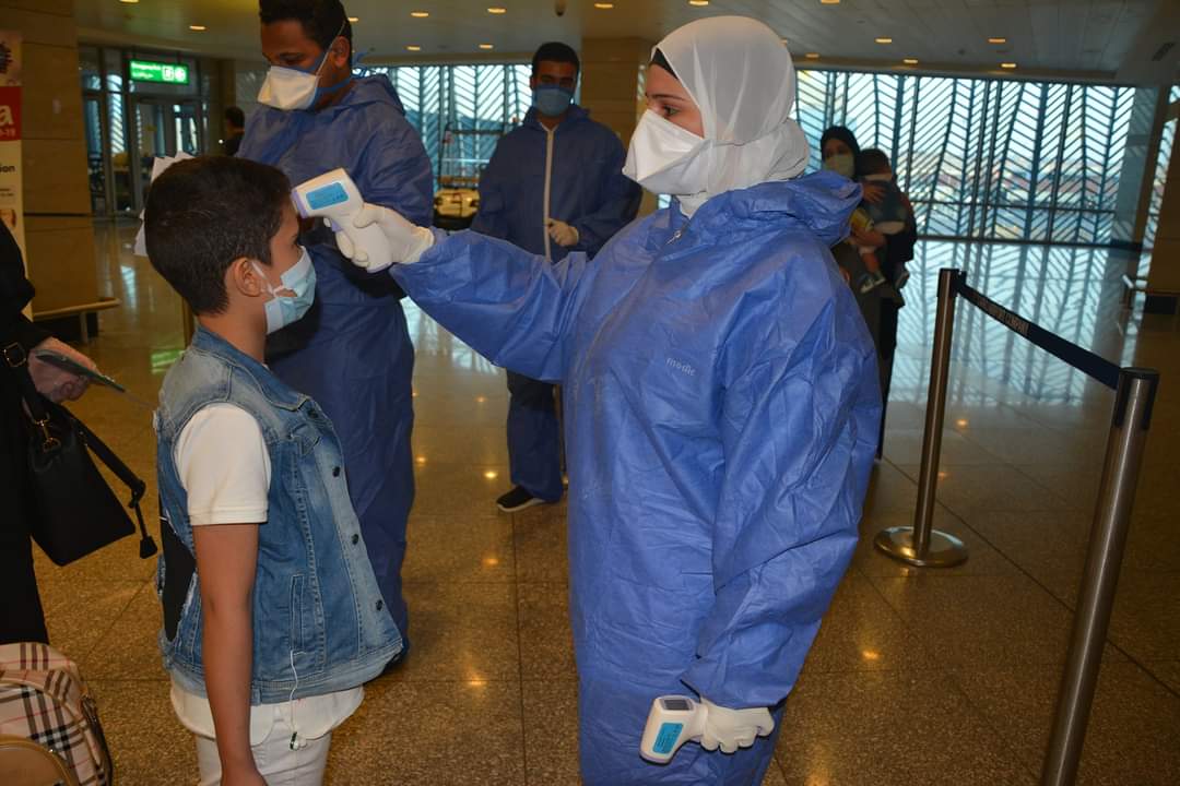 تشديد الإجراءات الإحترازية بمطار القاهرة الدولى لمواجهة متحور فيروس كورونا (2)