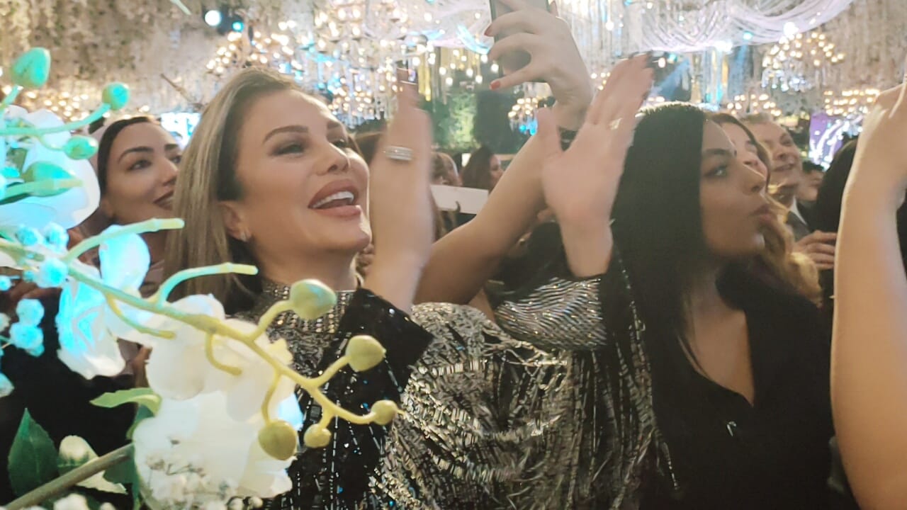 نيكول سابا ترقص على أغانى عمرو دياب (8)