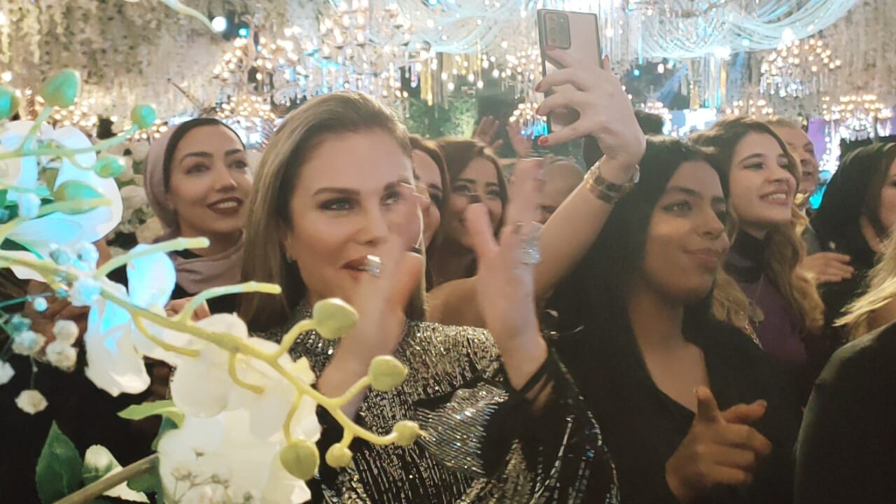 نيكول سابا ترقص على أغانى عمرو دياب (9)