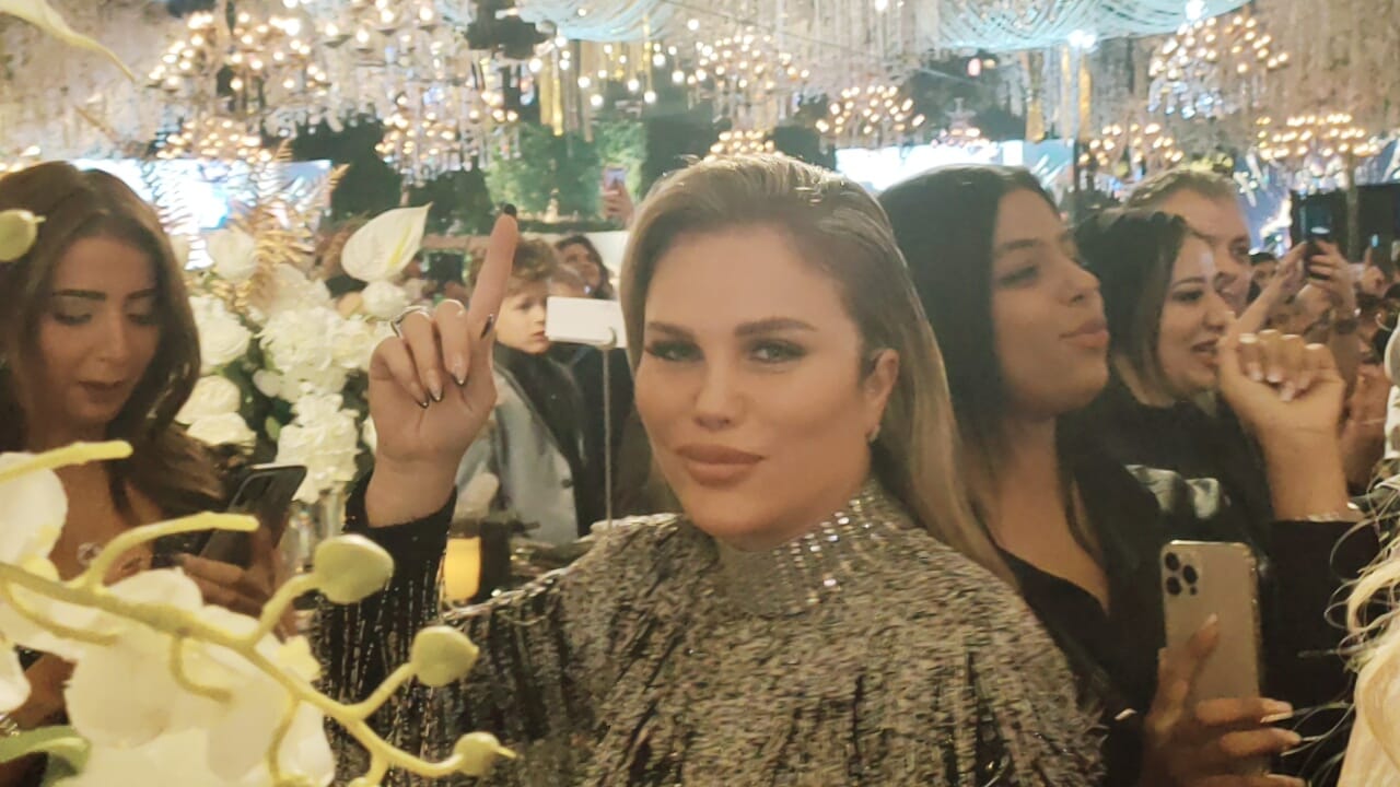 نيكول سابا ترقص على أغانى عمرو دياب (2)