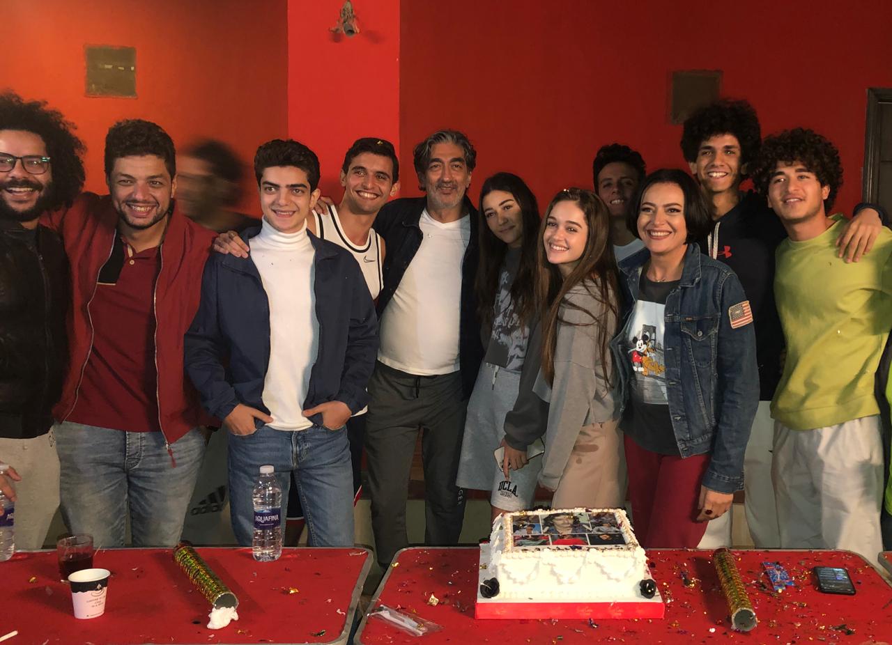 فريق العمل يحتفل بانتهاء التصوير