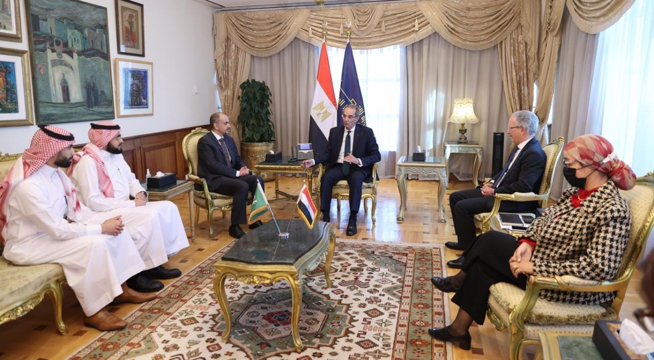 وزير الاتصالات المصري خلال لقائه مع نائب وزير الاتصالات السعودي