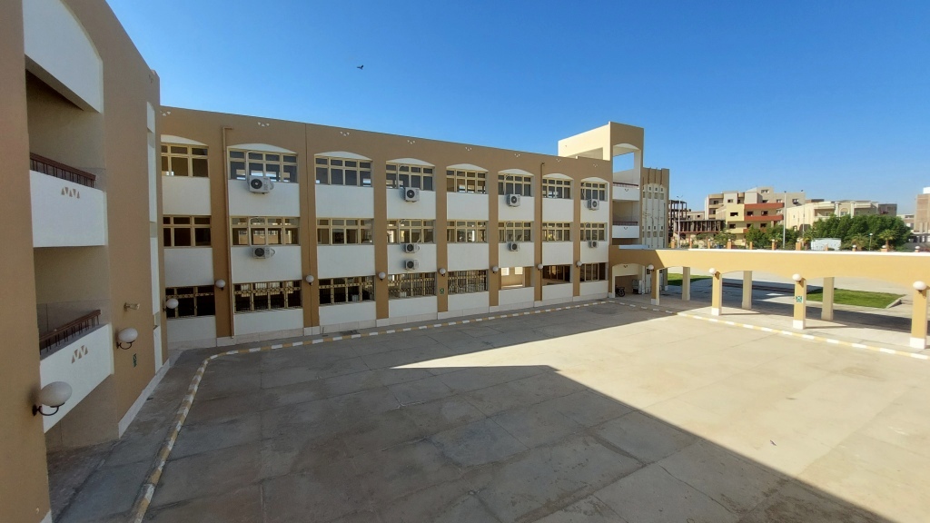 مبنى كلية طب الاقصر