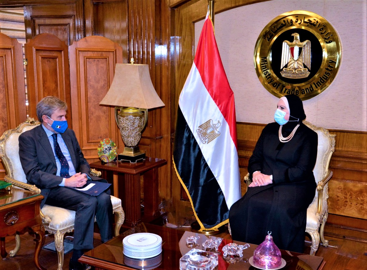 نيفين جامع مع سفير إيطاليا بالقاهرة