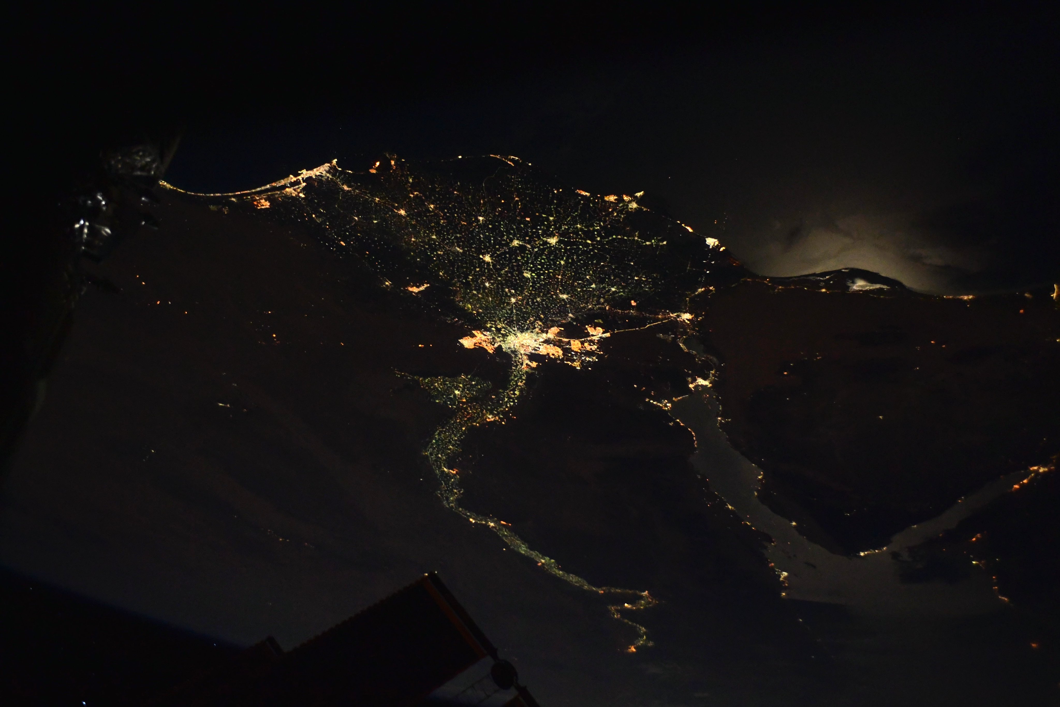 مصر والنيل ليلا من الفضاء