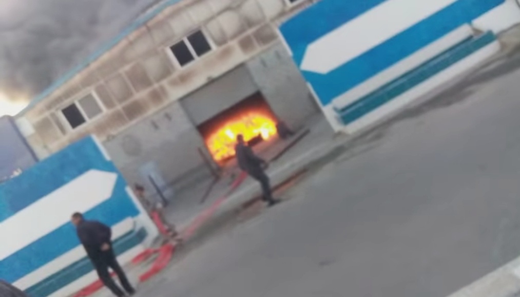 النيران داخل المصنع ببورسعيد