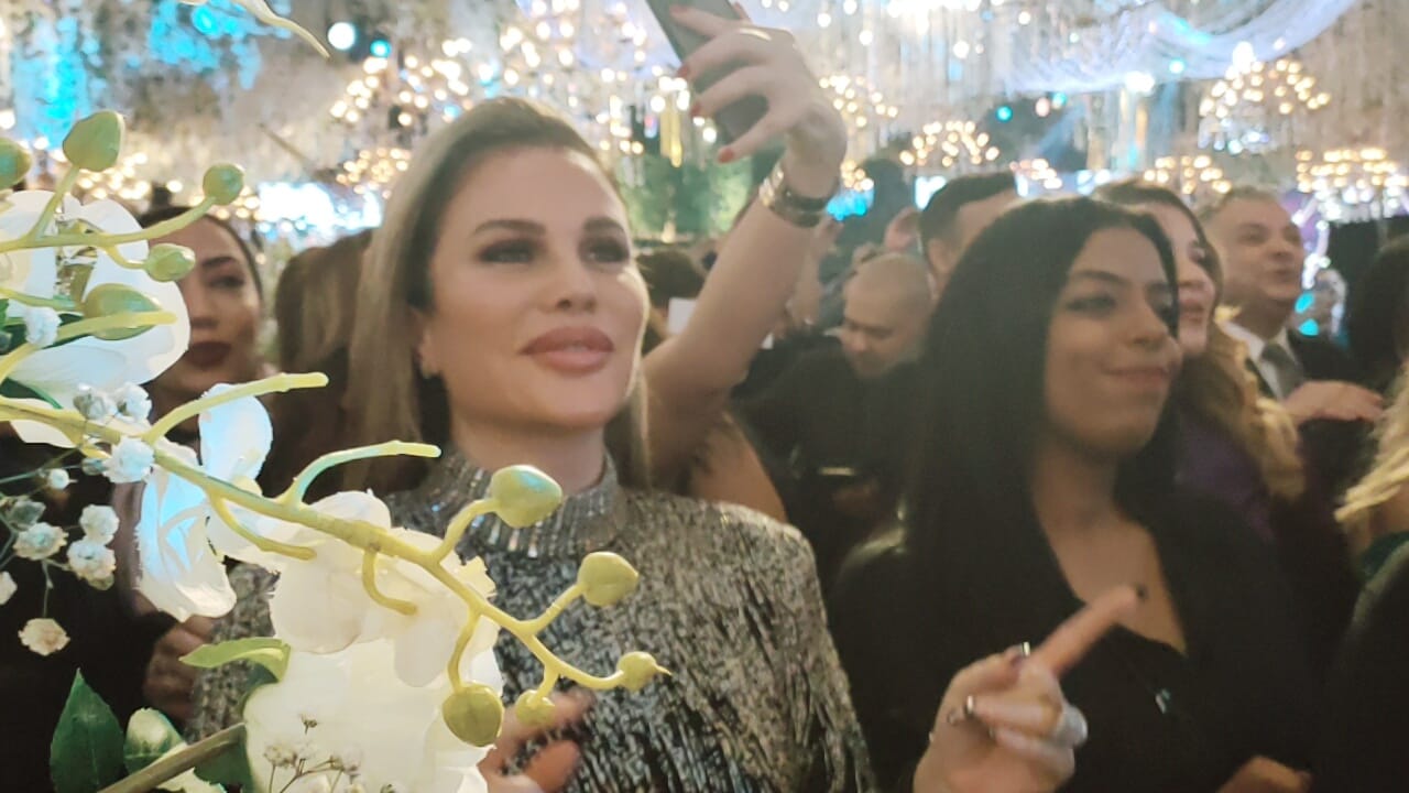 نيكول سابا ترقص على أغانى عمرو دياب (7)