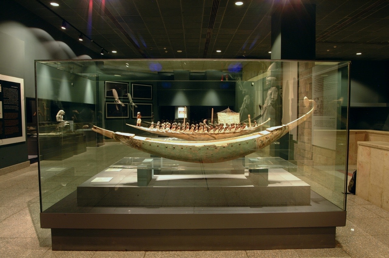 تحف المراكب الفرعونية داخل المتحف