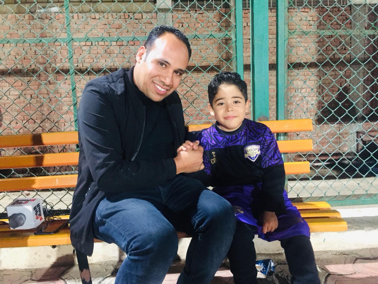 الطفل ياسين مع محرر اليوم السابع