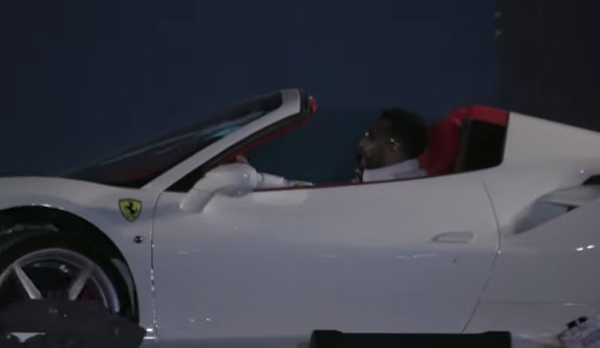 محمد رمضان يدخل المسرح بيارة فيراري