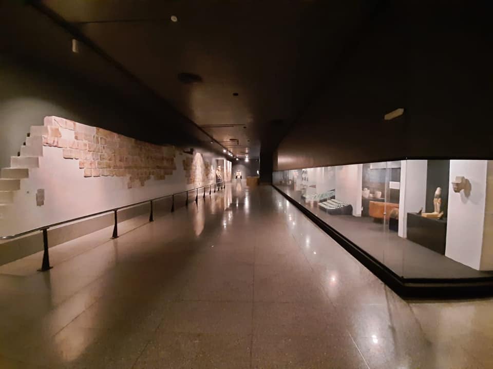 احدي اروقة متحف الاقصر المميزة