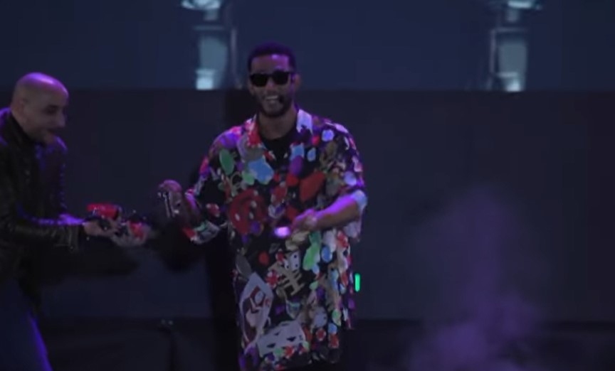 الجمهور العراقى يرمى الهدايا الثمينة على محمد رمضان