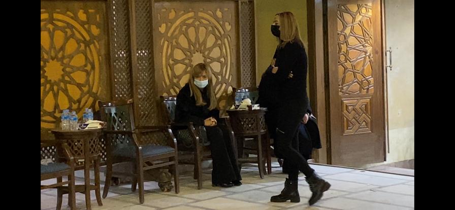 احمد صقر وهند رضا وبوسي شلبي يقدمون واجب العزاء في والدة شافكى المنيرى (2)