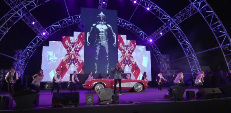 محمد رمضان على المسرح بسيارة حمراء اللون