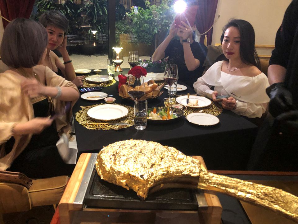 مطعم فيتنامي يقدم اللحم باوراق الذهب  (3)