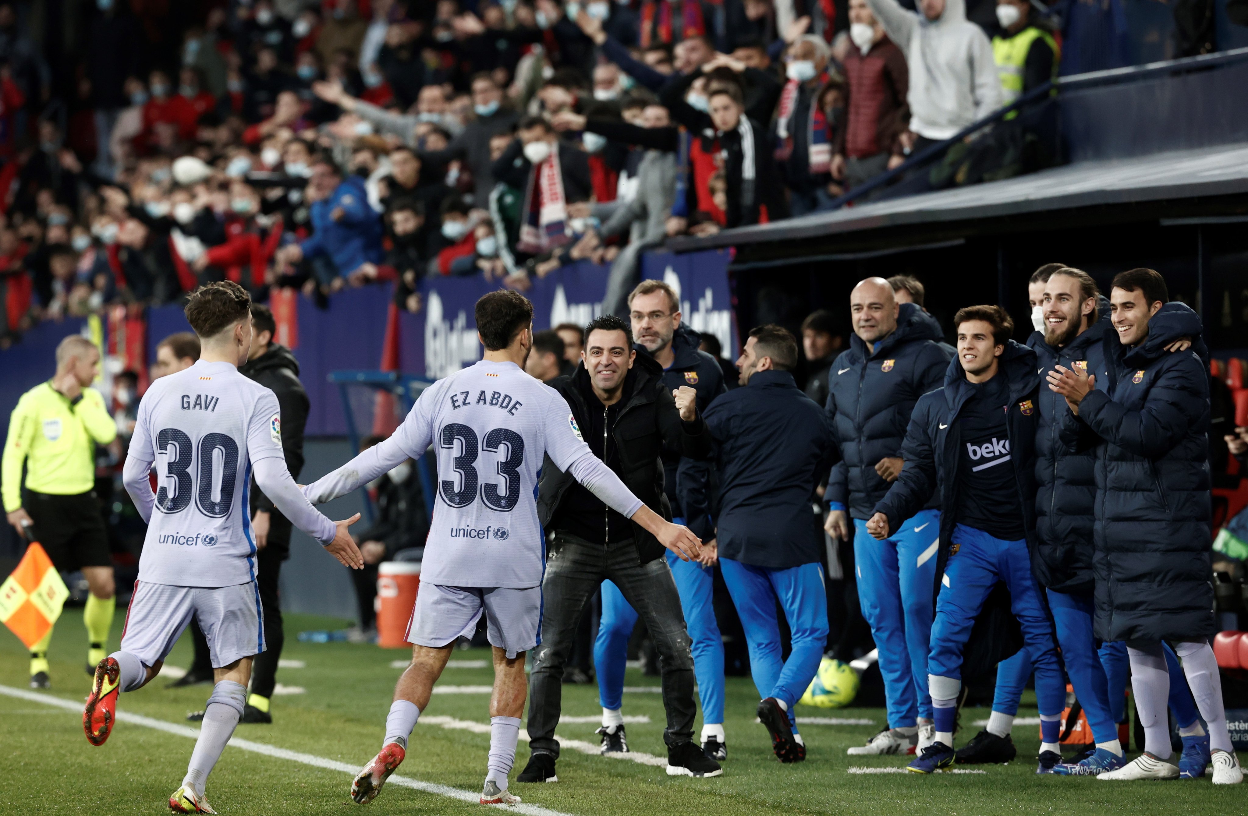 تشافى يحتفل مع لاعبى برشلونة
