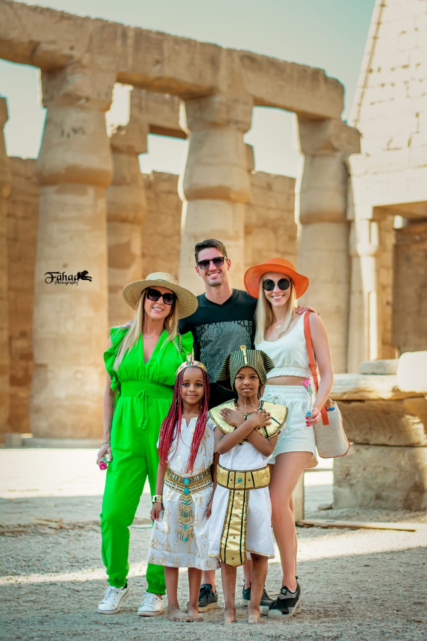 تالية ومالك مع مجموعة من السياح