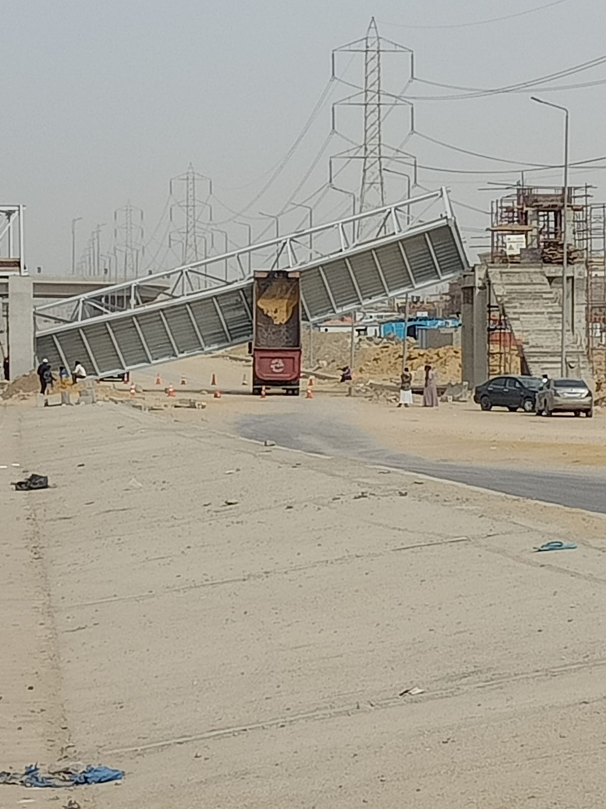 سقوط كوبرى مشاة (2)