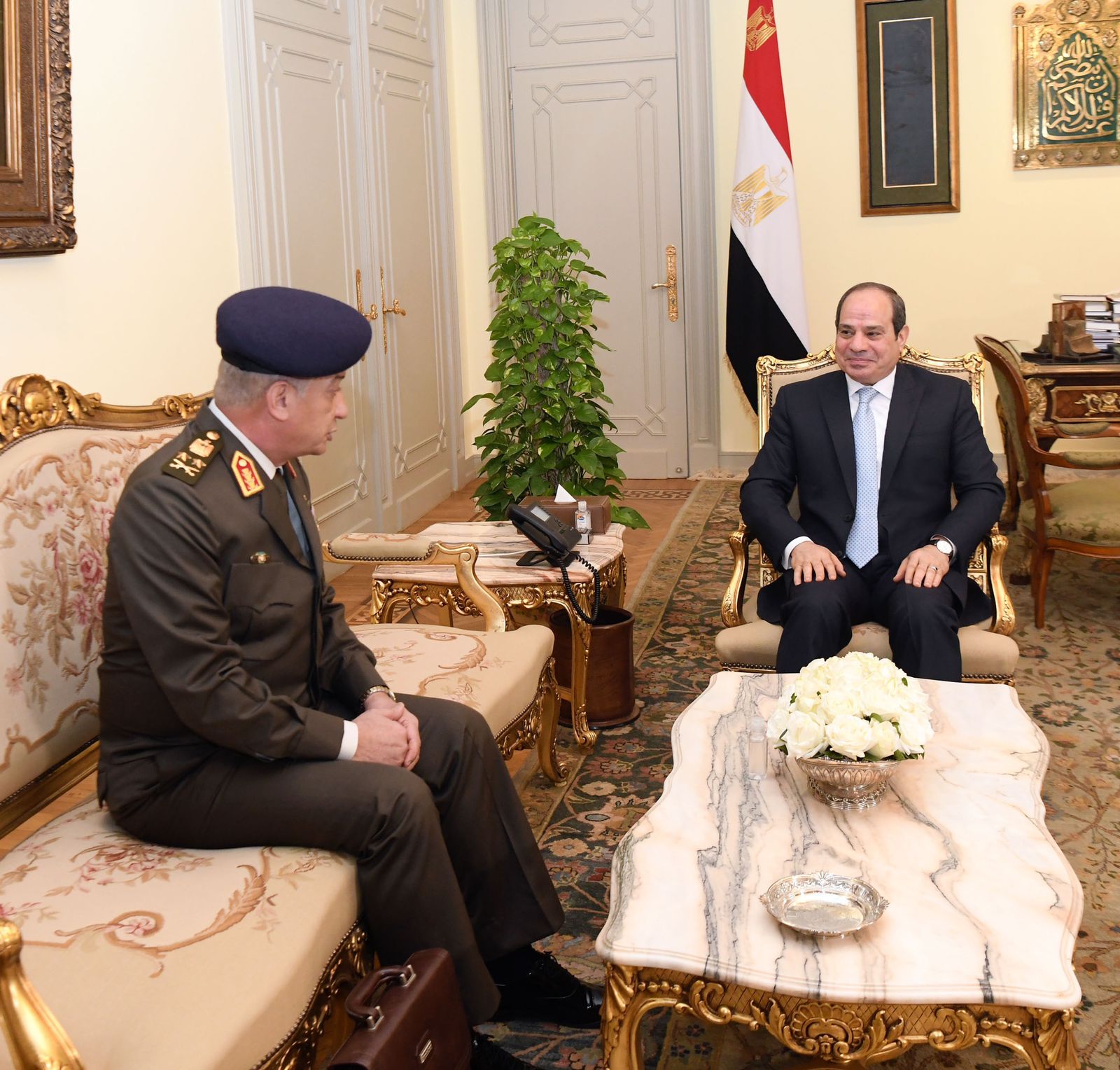 الرئيس السيسي يستقبل الفريق أول محمد زكى وزير الدفاع والإنتاج الحربى (3)