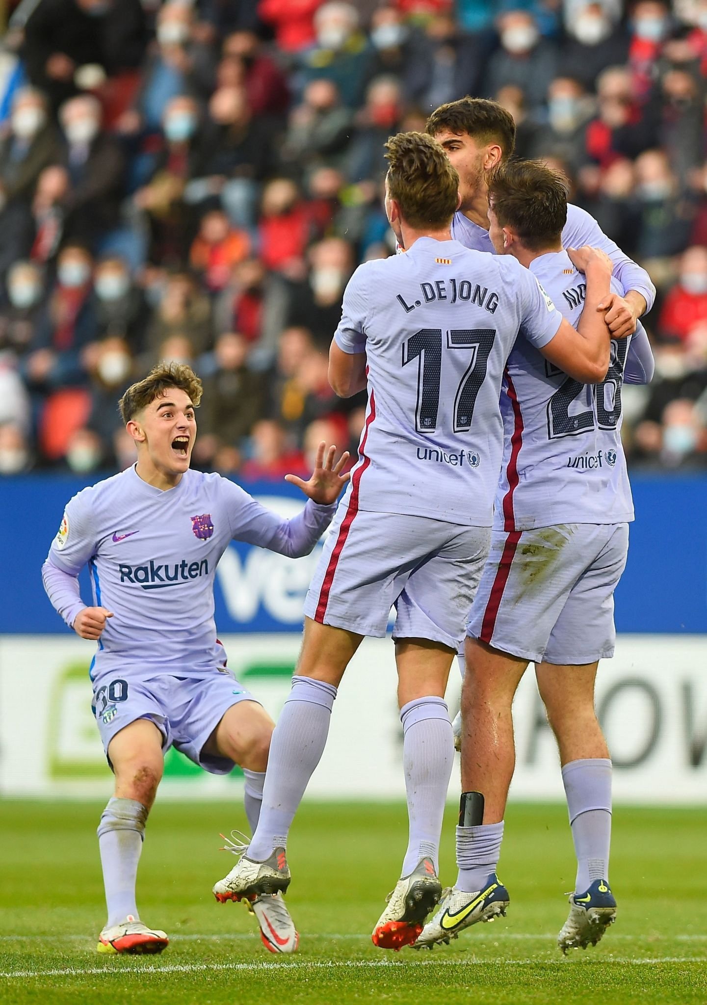 احتفال لاعبى برشلونة ضد أوساسونا