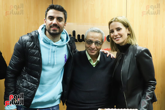 الفنانان إيمان العاصى وإسلام جمال مع سامى وهيب رئيس قسم التصوير