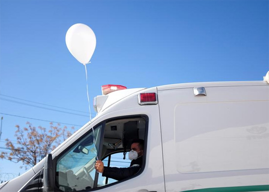 مسعف على متن سيارة إسعاف يحمل بالونًا أبيض فى المكسيك
