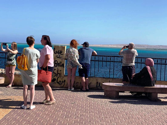 السياح-يستمتعون-بطقس-البحر-الأحمر--