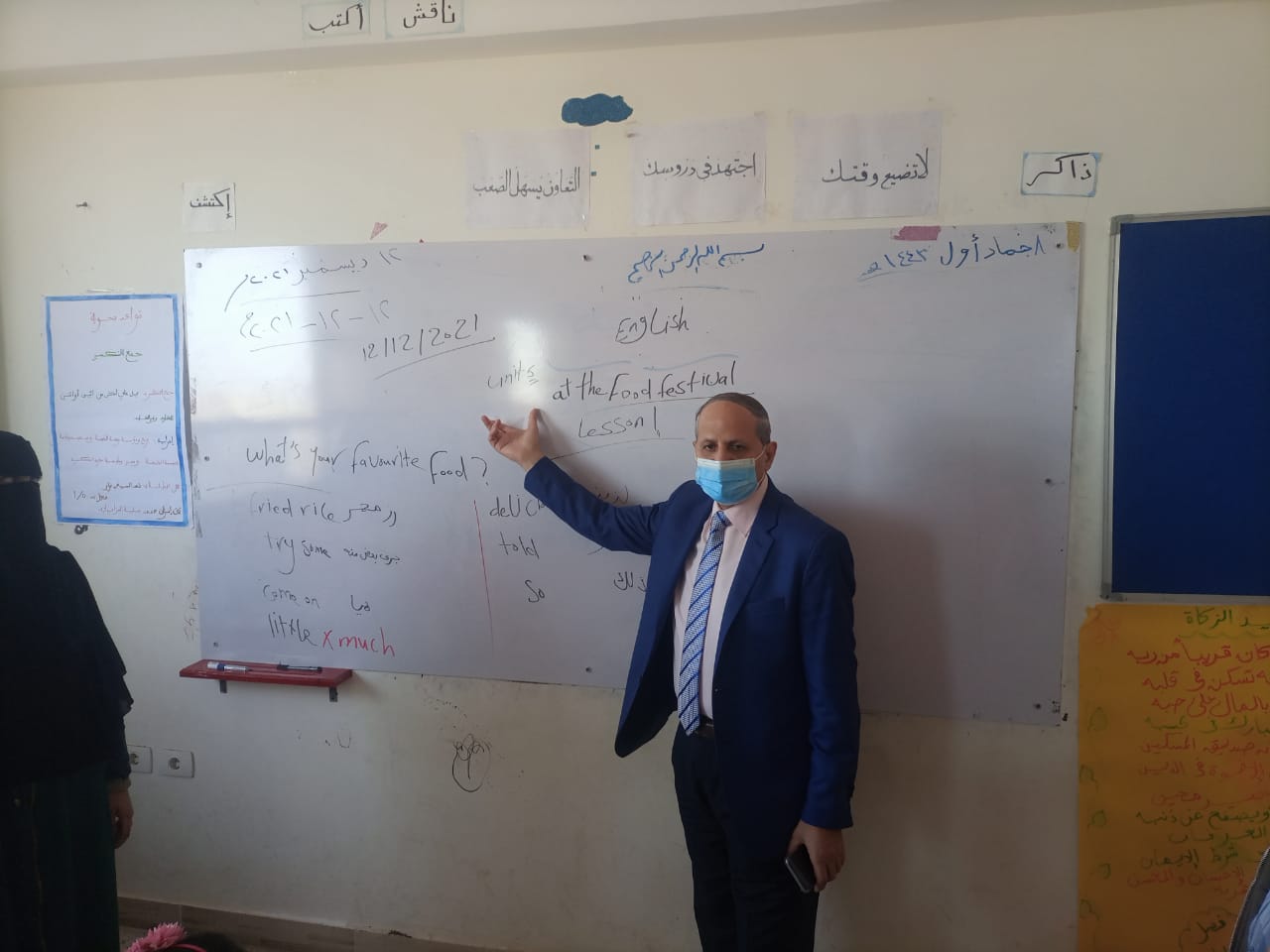 وكيل تعليم كفر الشيخ يشرح للطلاب بمدرسة ببرج البرلس