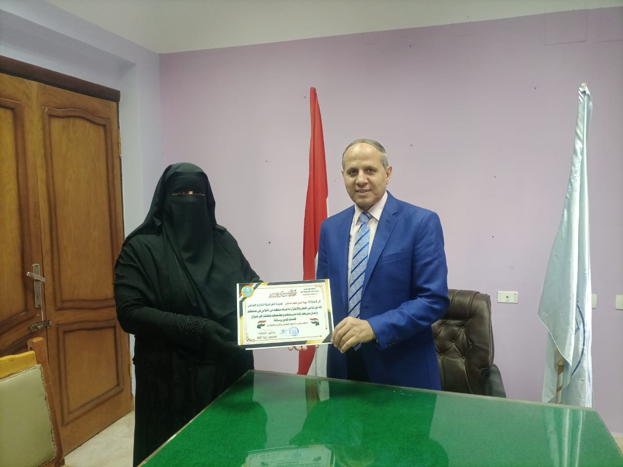 وكيل  تعليم كفر الشيخ يكرم بهية حسن محمد حسانين معلمة الصف الاول الابتدائي بمدرسة كفر دفريه للتعليم الاساسي