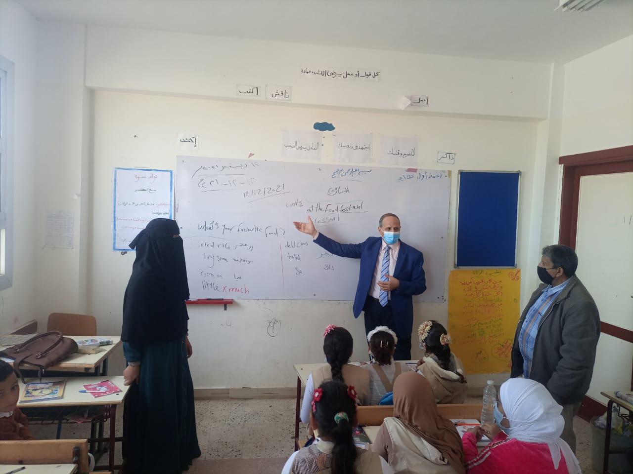 وكيل  تعليم كفر الشيخ شرح لطلاب مدرسة مهنا للتعليم الأساسي التابعة لإدارة برج البرلس