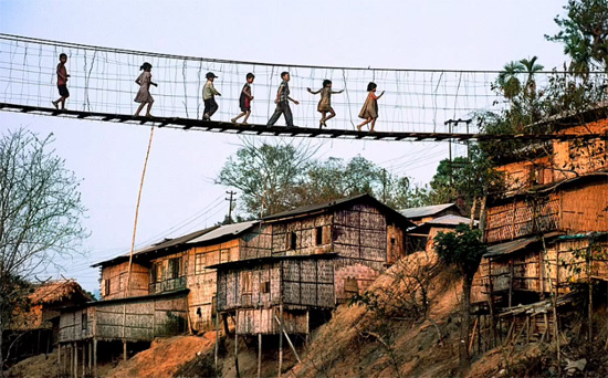 أطفال يعبرون جسرًا في ميزورام بالهند