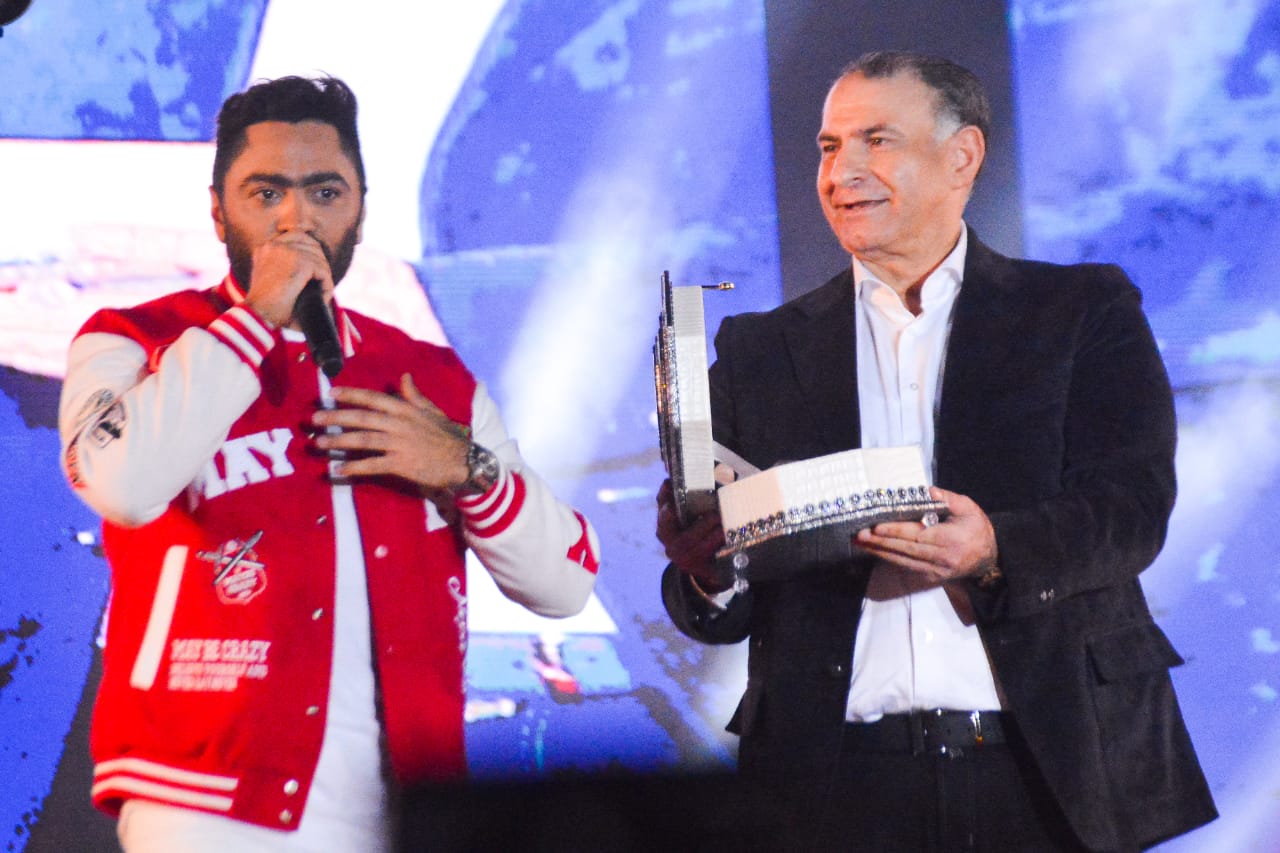 تامر حسنى يحيى أضخم حفلا غنائيا فى 2021 بجامعة مصر للعلوم والتكنولوجيا  (16)