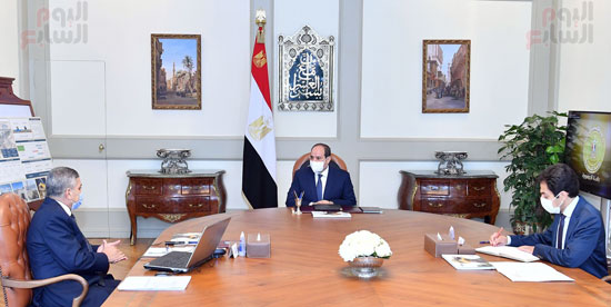  الرئيس عبد الفتاح السيسى و الفريق أسامة ربيع رئيس هيئة قناة السويس (2)