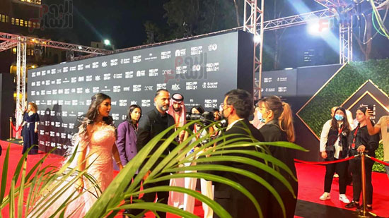 هند صبري ودرة وعمرو سلامة على السجادة الحمراء بحفل ختام مهرجان البحر الأحمر (3)