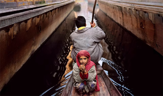 تُظهر هذه الصورة أبًا وابنته في بحيرة دال في سريناغار  كشمير