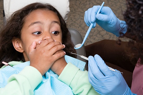 علاج خوف الطفل من طبيب الأسنان