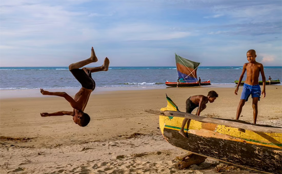 الأولاد يلعبون على شاطئ مدغشقر