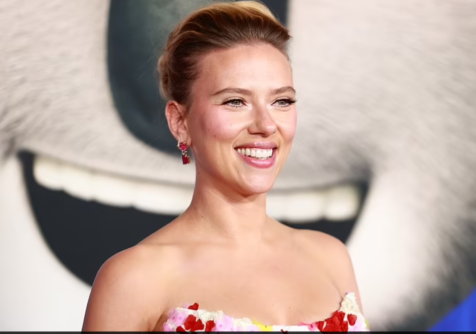 سكارليت فى صورة أخرى