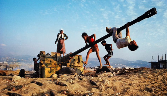 أطفال يلعبون بمدفع مضاد للطائرات مهجور في بيروت  لبنان
